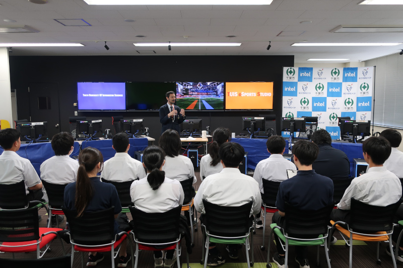 マッキン教授によるeスポーツスタジオ説明