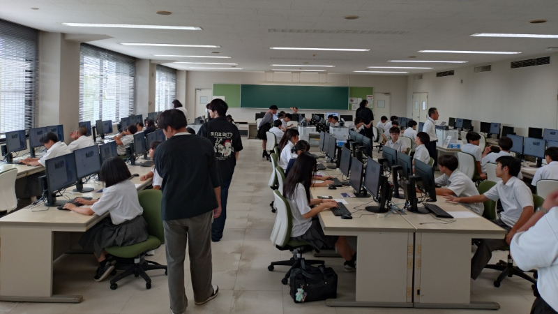 岸本准教授の特別講義「AIの仕組みとAIプログラミング体験」