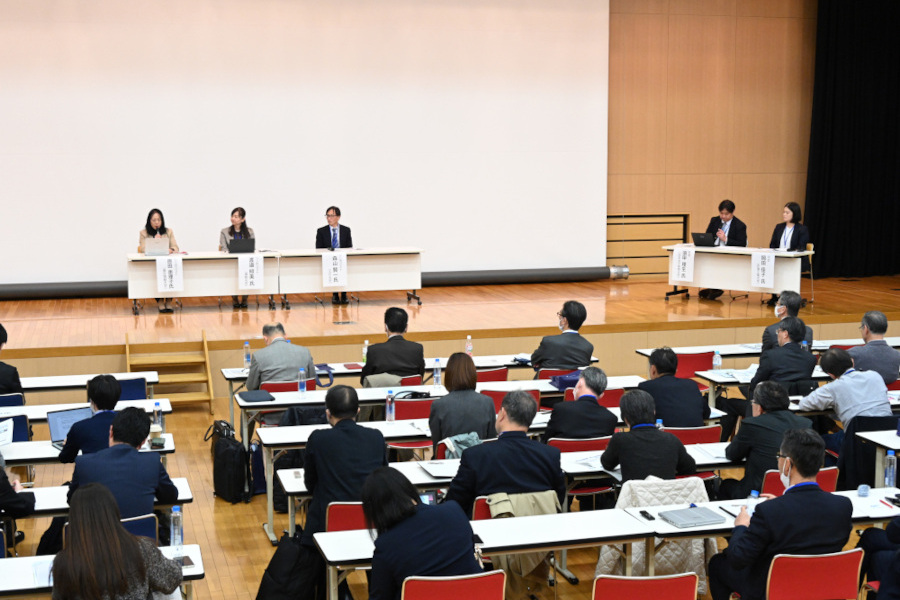 原田教授がシンポジスト（左から1人目）として登壇