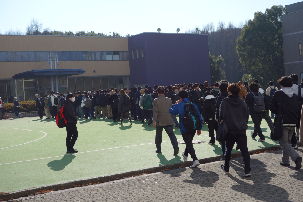 学生会館前へ避難誘導