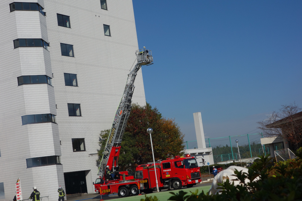 はしご車による人命救助訓練