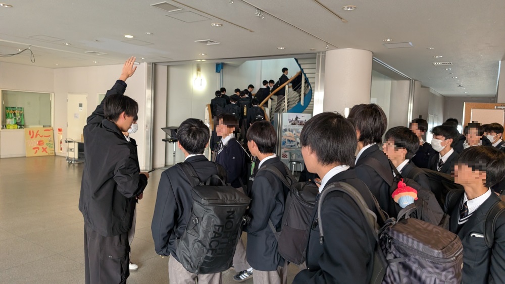 学生スタッフが引率したキャンパス見学ツアー