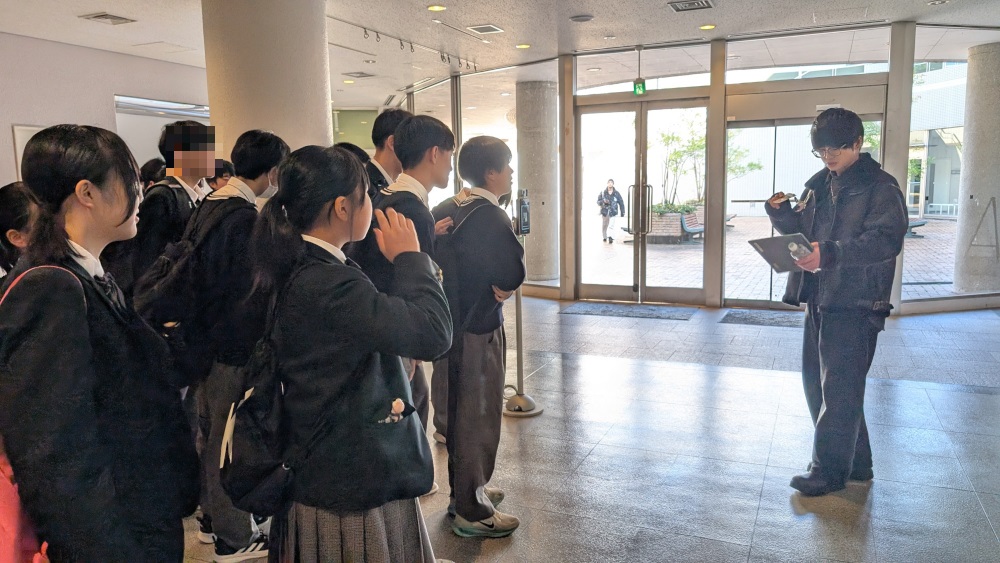 各施設の前で学生スタッフが説明してくれました