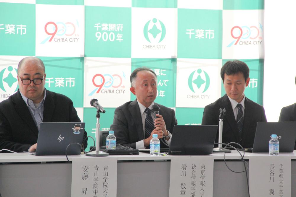 パネルディスカッションで司会進行を務めた滑川教授