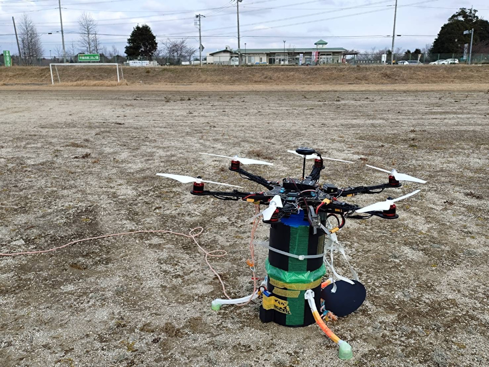 総合情報学科の斎藤教授自作のドローン