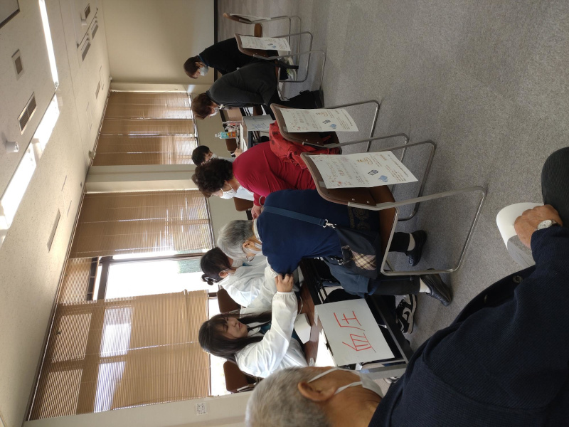 医療福祉ボランティア部の学生による健康チェック