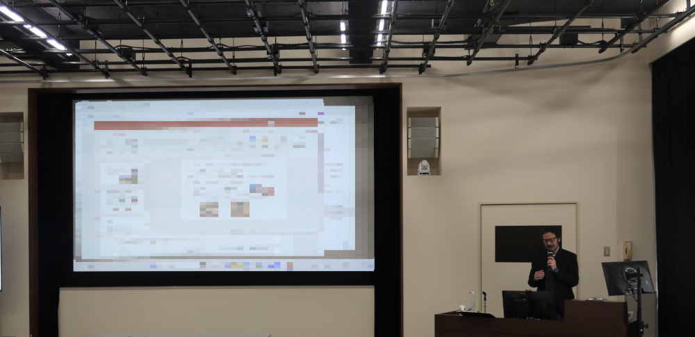 eスポーツリサーチラボの研究成果を発表するマッキン教授