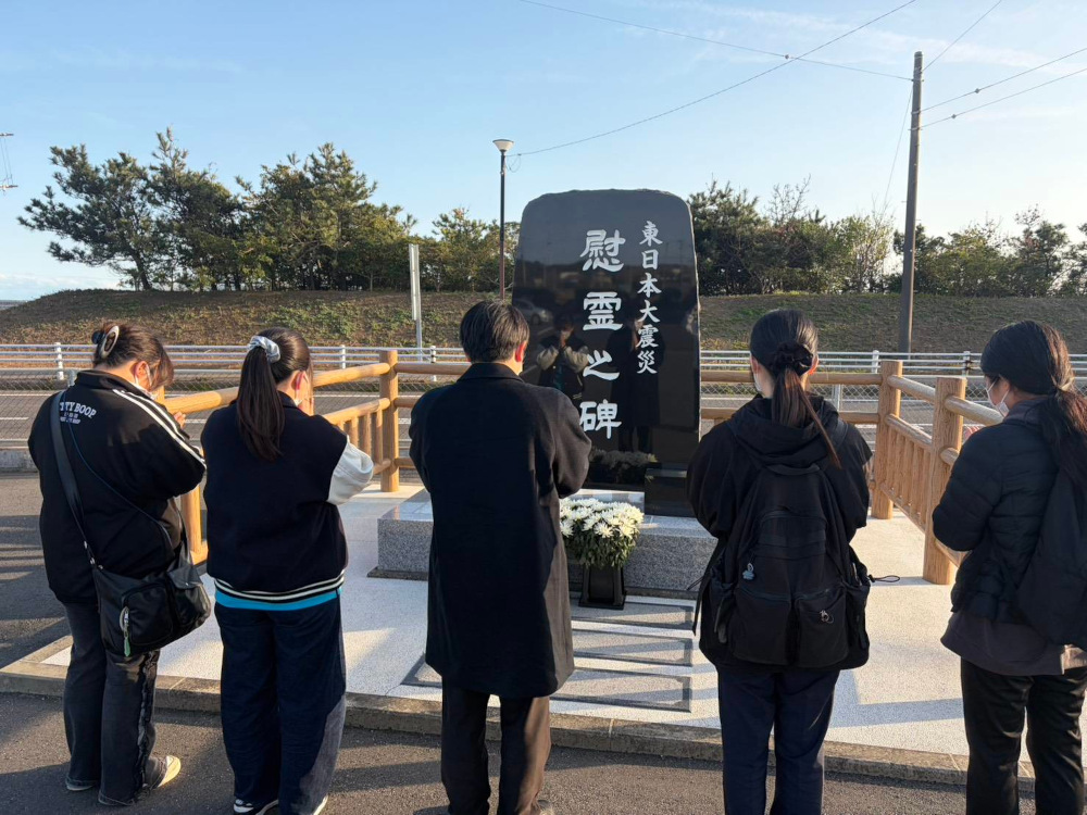 慰霊碑の前でお祈り