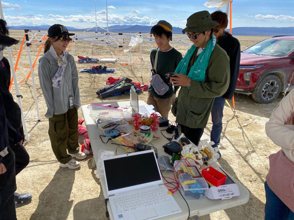 現地でローバ準備中