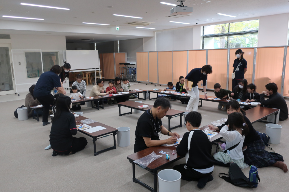 紙芝居後に聴診器づくり